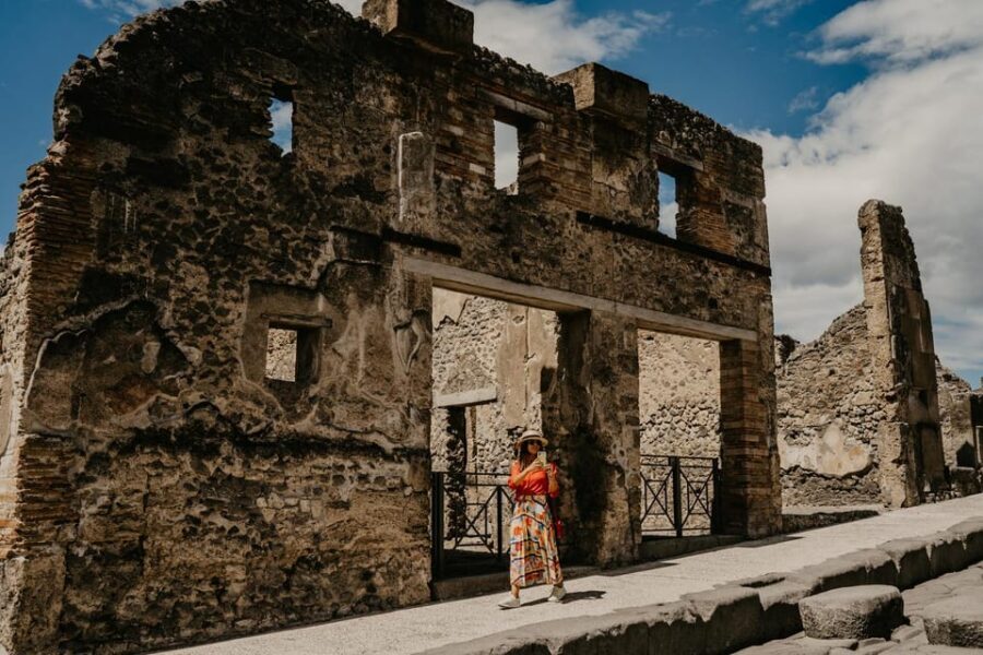Discover Pompeii: French Walking Tour of the Buried City - Meeting at 10:30: Hotel Vittoria and the red inStazione sign