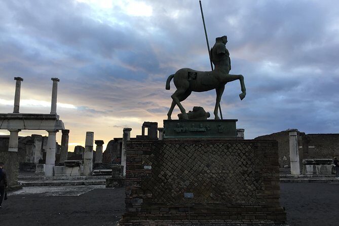 Explore and Experience Pompeii - Meeting at Piazza Esedra: simple start, clear finish