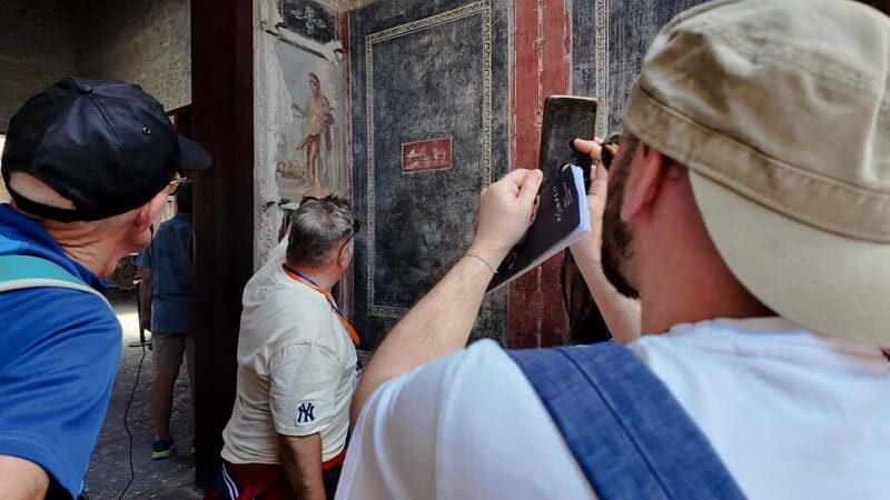 From Naples: Guided tour of Pompeii skip-the-line and round-trip train - The guided Pompeii walk: 2 hours that teach you how to look