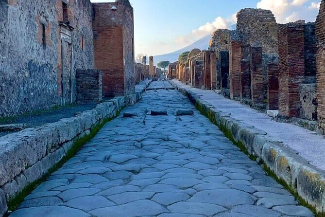 Guided tour of Pompeii - Your two-hour circuit: streets, baths, homes, temples, and the brothel