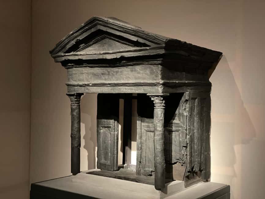 Herculaneum: Tickets & Tour with a Local Archaeologist - Casa dellAlbergo and the Main Walk: Baths, Streets, and Real City Life
