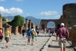 Naples: Pompeii & Mt Vesuvius All-Inclusive Small Group w/ Lunch - Pompeii walking tour: the ruins feel like a city again