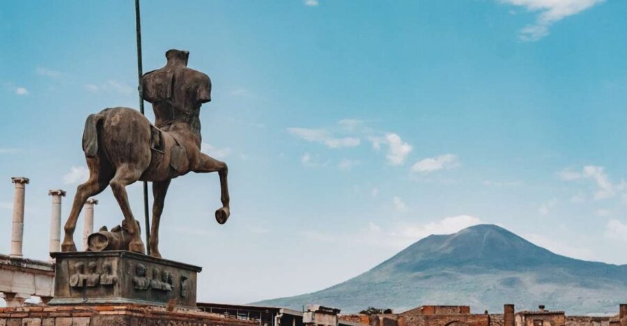 Pompei: Mount Vesuvius and Pompeii with Round-Trip Transfer - Vesuvio National Park: walking up to the crater and reading the scenery