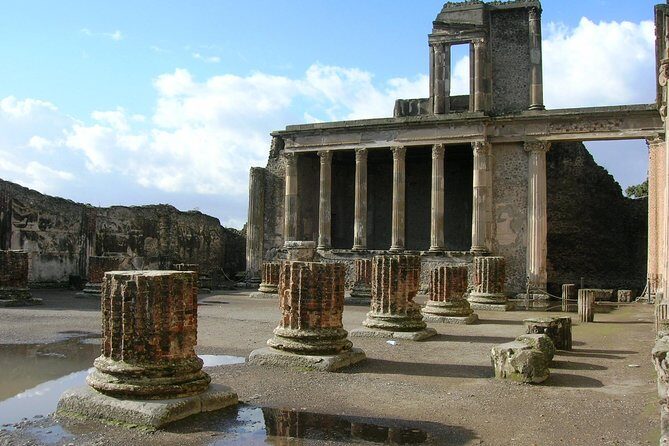 Pompeii: 2 Hour Private Tour with an Archeologist Guide - Entering Pompeii from the right starting point: Via Villa dei Misteri