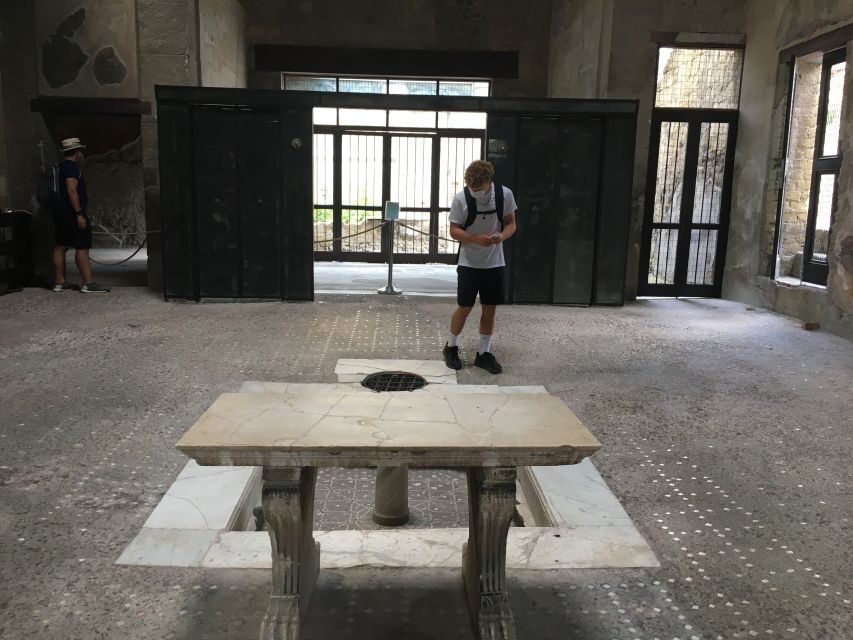 Pompeii and Herculaneum: Guided Tour with an Archaeologist - Lunch break, hydrate, and the calm logic of the train hop