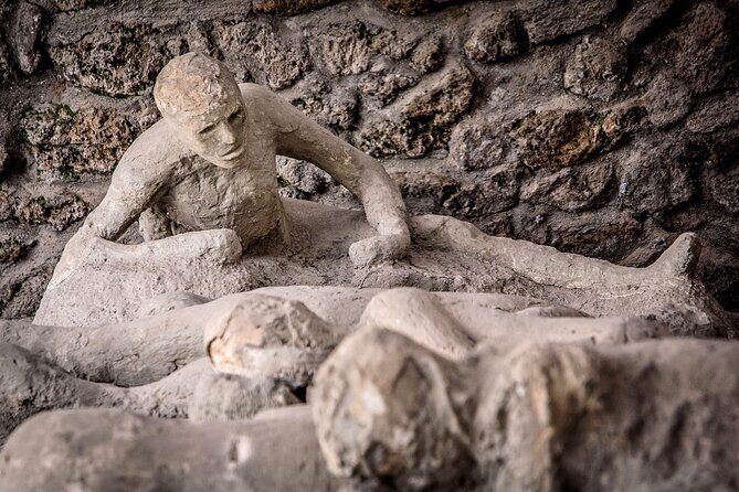 PompeiI Exclusive Tour with your Archaeologist in a Small Group - Street power and Roman neighborhoods: Via dell’Abbondanza
