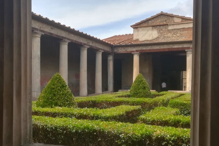 Pompeii: Guided Tour with Archaeologist with max. 12 People - Shops to snacks to public life: seeing how the city fed itself