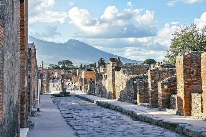 Pompeii Private & Personalized Tour with archeology expert guide - Headsets, small groups, and the hearing problem you don’t want