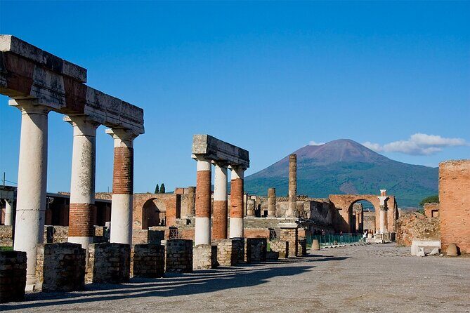Pompeii private tour with expert guide in archaeology - Roman baths, erotic frescoes, and a patrician house: Pompeii’s extremes