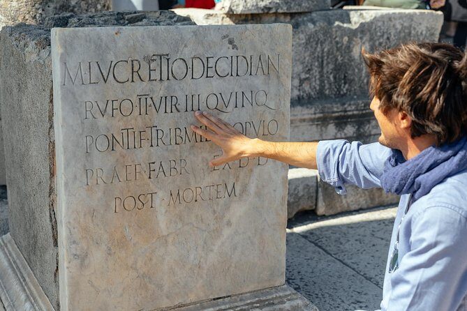 Pompeii PRIVATE TOUR With Locals: Ticket & Guide Included - Stop 1: Foro de Pompeya (Forum) and what to notice in the street-level view