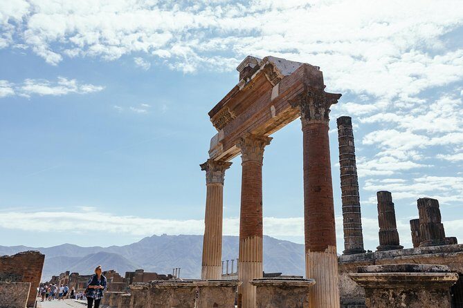 Pompeii PRIVATE TOUR With Locals: Ticket & Guide Included - Getting into Pompeii: meeting at Via Villa dei Misteri