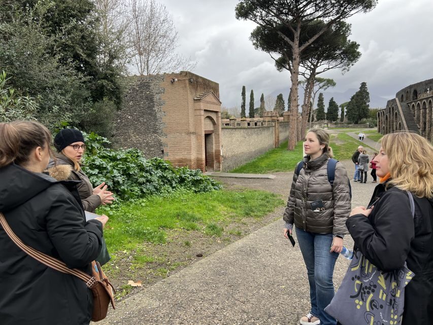 Pompeii: Small-Group Guided Tour with Skip-the-Line Ticket - Pompeii Archaeological Park: starting where the site makes sense