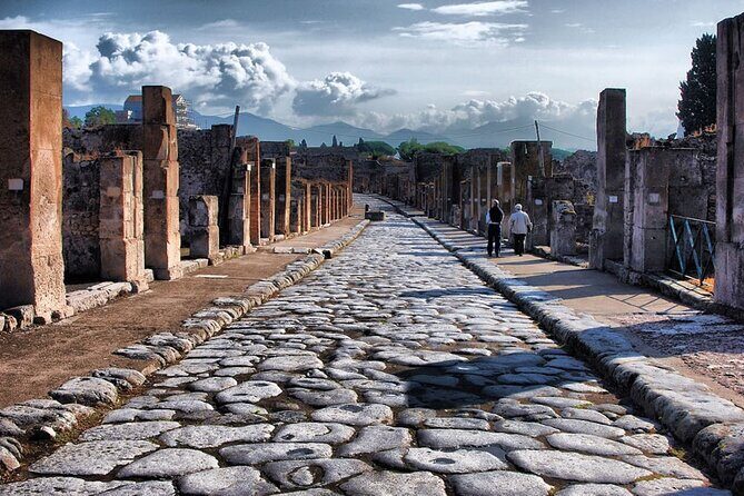 Pompeii Small Group Tour - Tickets Included - Guides who keep you engaged (and answer real questions)