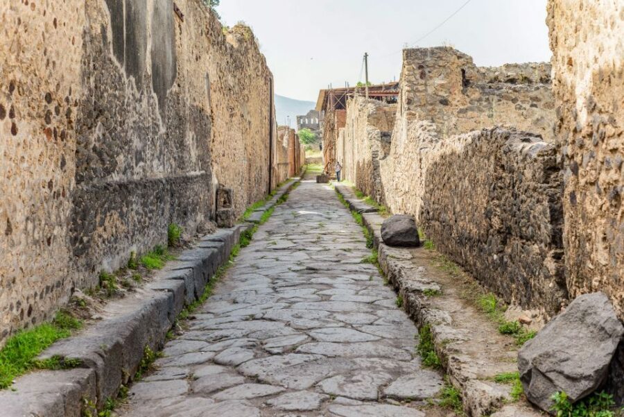 Pompeii: Small Group Tour with an Archaeologist - Headsets, group style, and what $40 really buys you