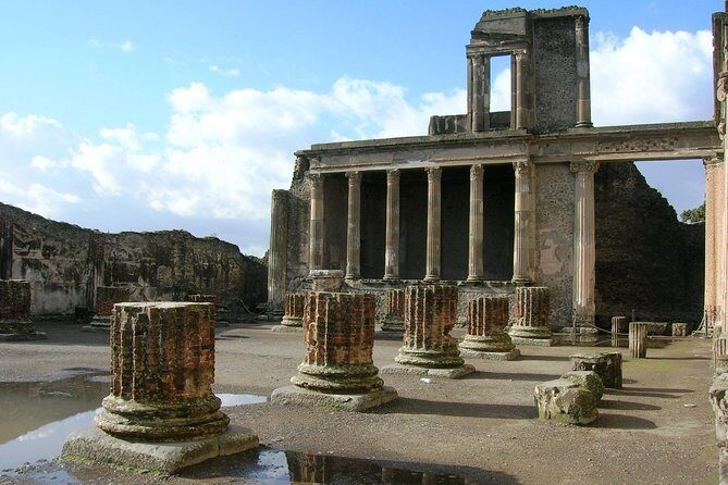 Pompeii Small Group Tour with an Archaeologist - Strolling the original paved roads: why the route matters