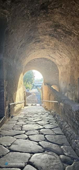 Pompeii: Tour with Archaeologist Guide & Skip-the-Line Entry - Thermopolium: A Quick Stop for Food, Drink, and Routine