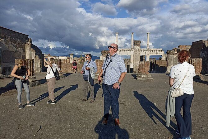 Pompeii: walking tour with 3D glasses and with entrance ticket - What you get at the AR stops (and why timing matters)