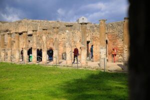Skip the Line Guided Tour of Pompeii led by an Archaeologist - Starting at Piazza Esedra: Convenience and the First Win