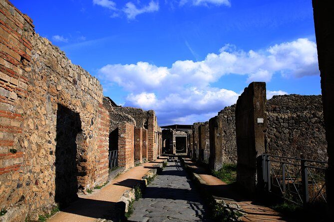 Skip the Line Guided Tour of Pompeii led by an Archaeologist - Via dell’Abbondanza: The Main Street With a Purpose