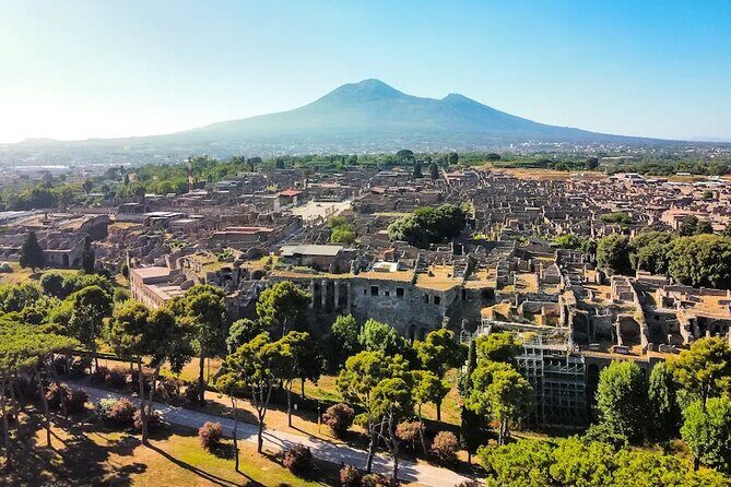 Stories of Pompeii: Small Group tour with archeology expert guide - Why the headset and small group size matter in real life